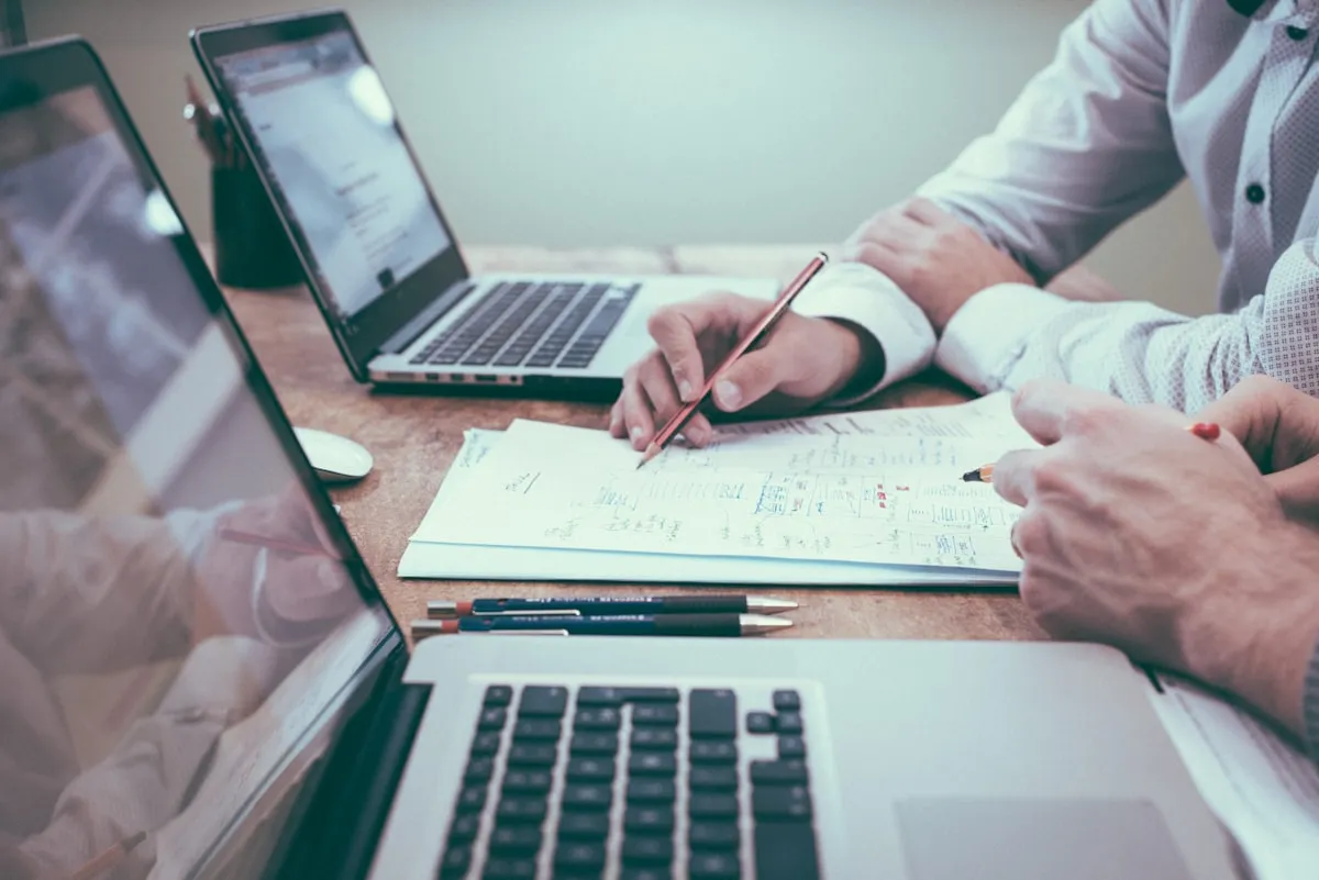 Asesores revisando estados financieros sobre la mesa de trabajo