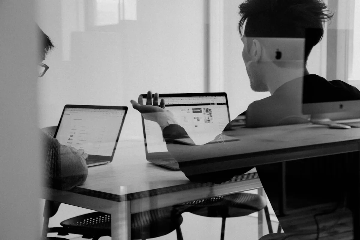 Equipo de trabajo en reunión frente a sus computadores